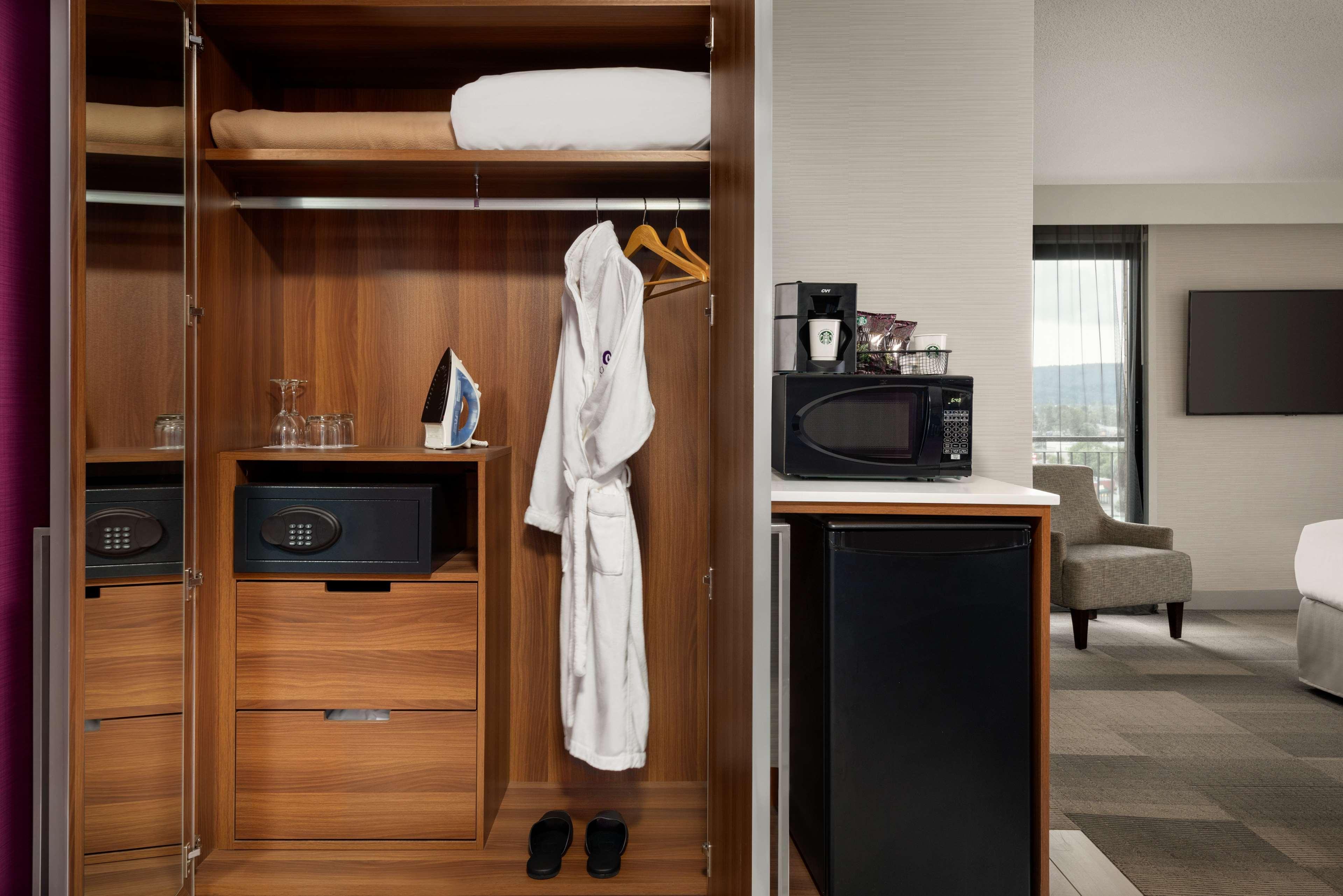 Coast Prince George Hotel By Apa Bagian luar foto