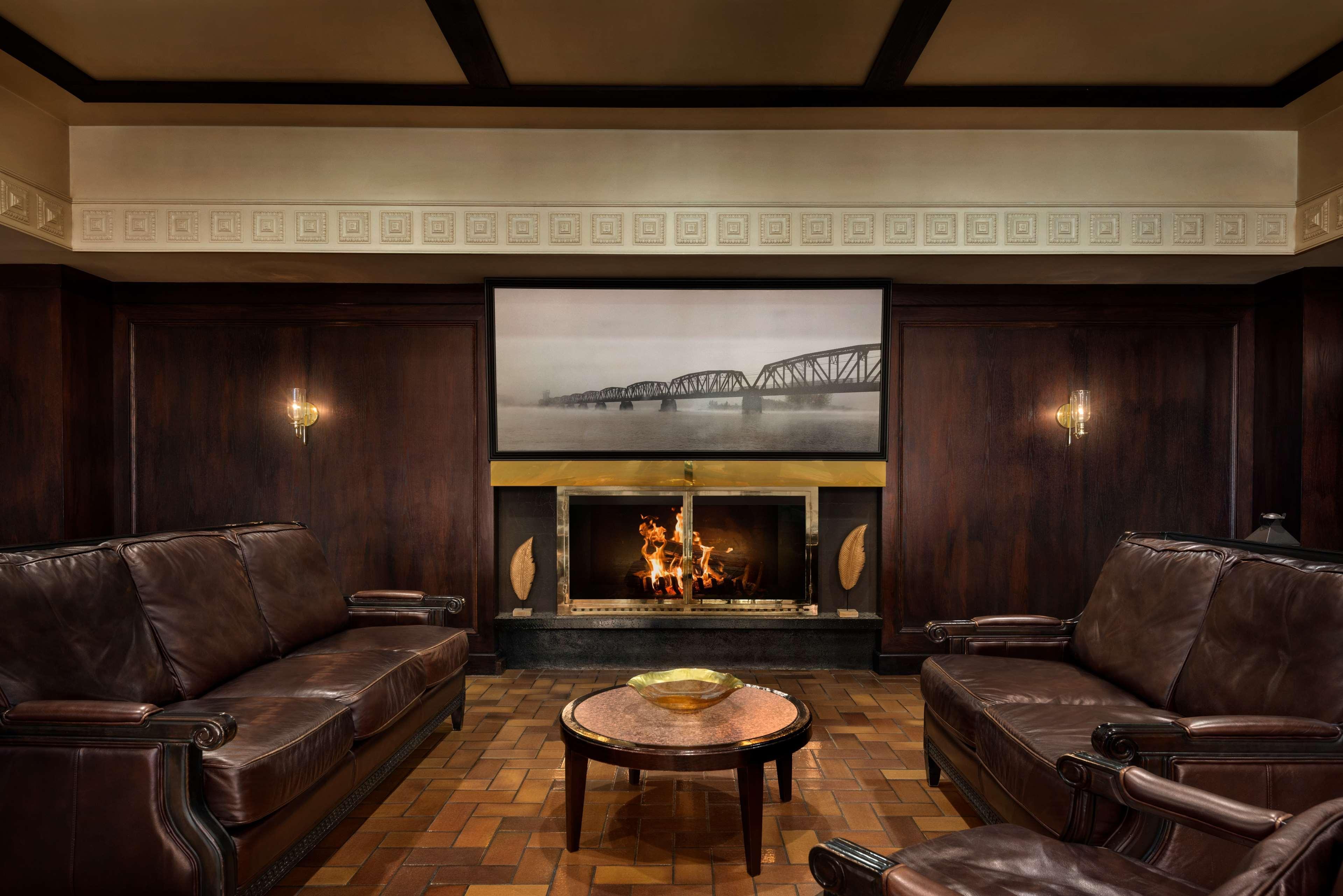 Coast Prince George Hotel By Apa Bagian luar foto