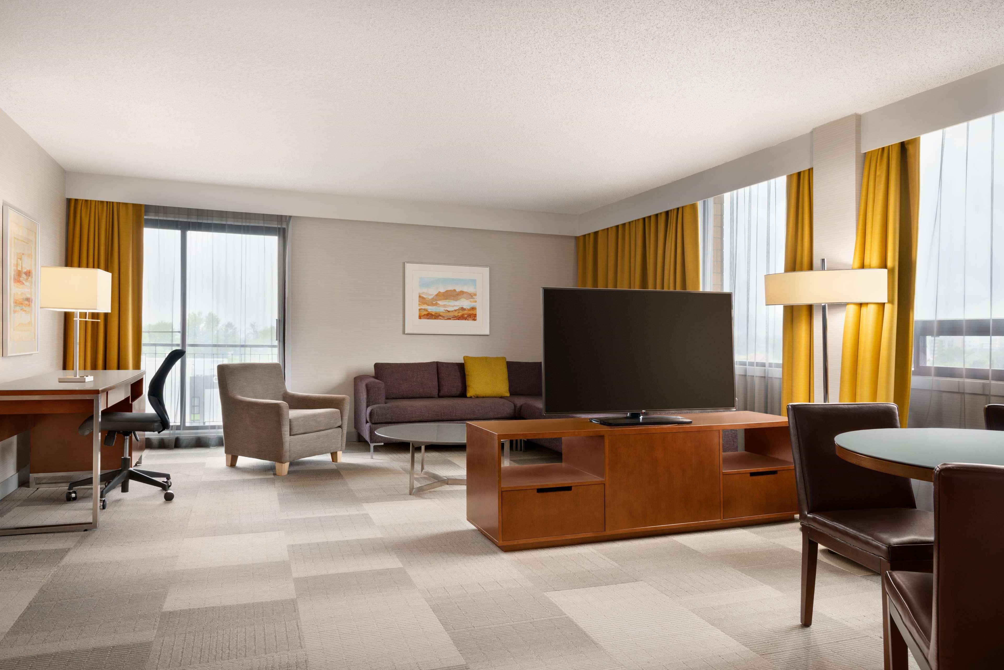 Coast Prince George Hotel By Apa Bagian luar foto