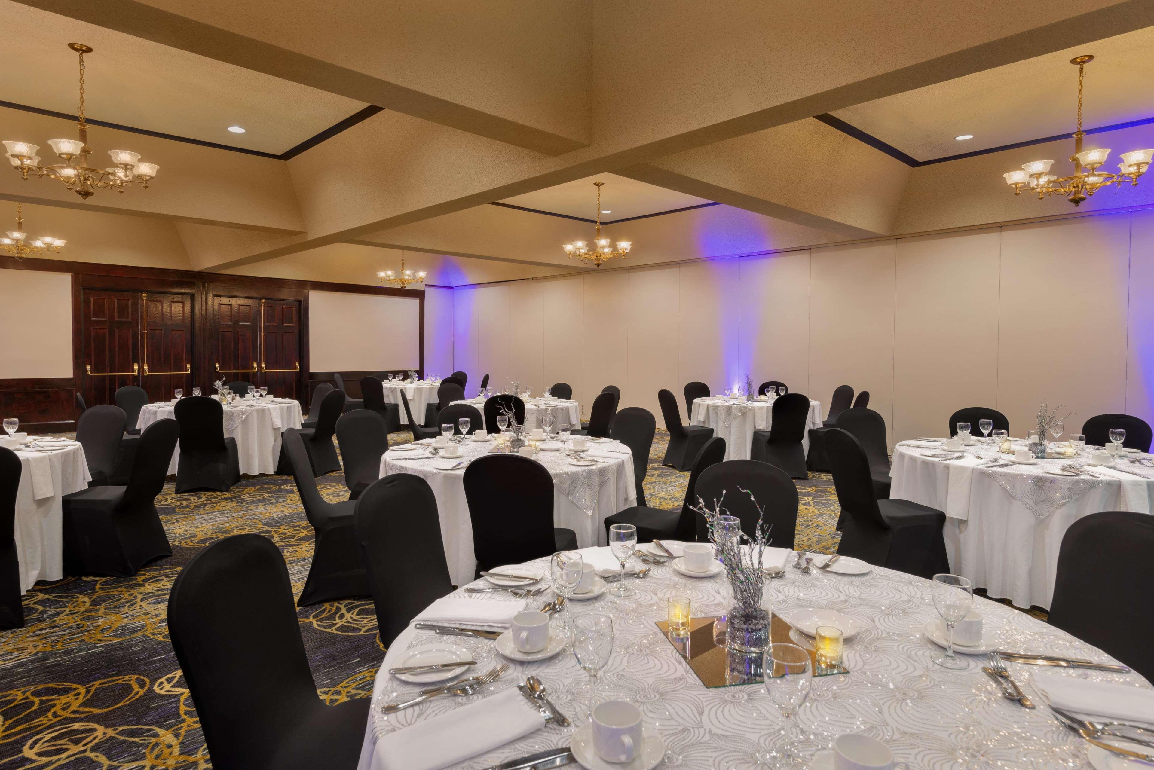 Coast Prince George Hotel By Apa Bagian luar foto