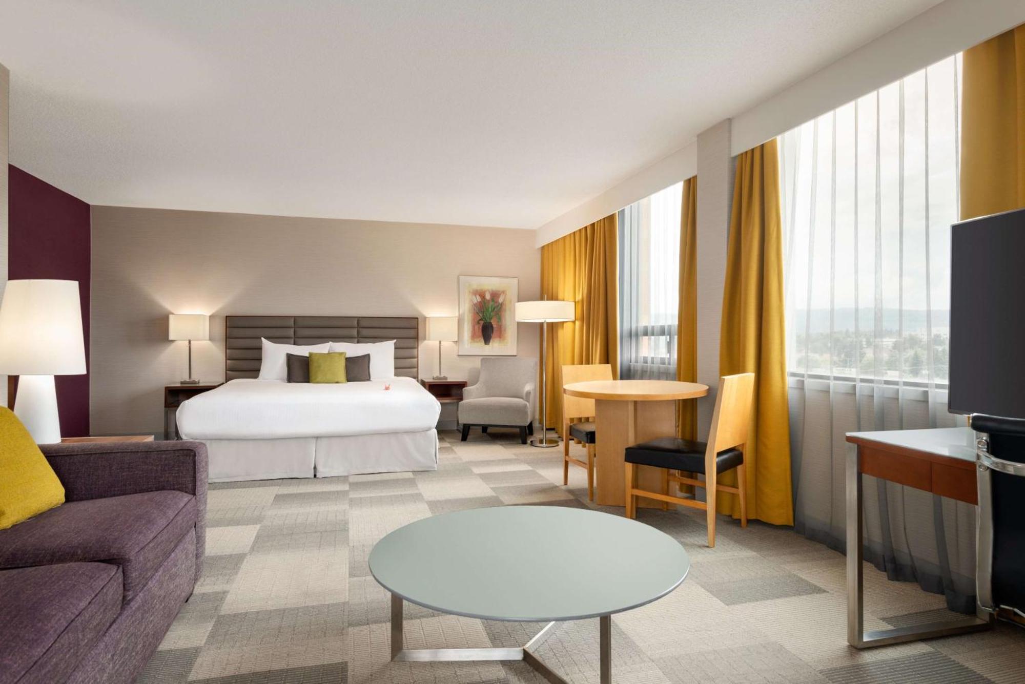 Coast Prince George Hotel By Apa Bagian luar foto