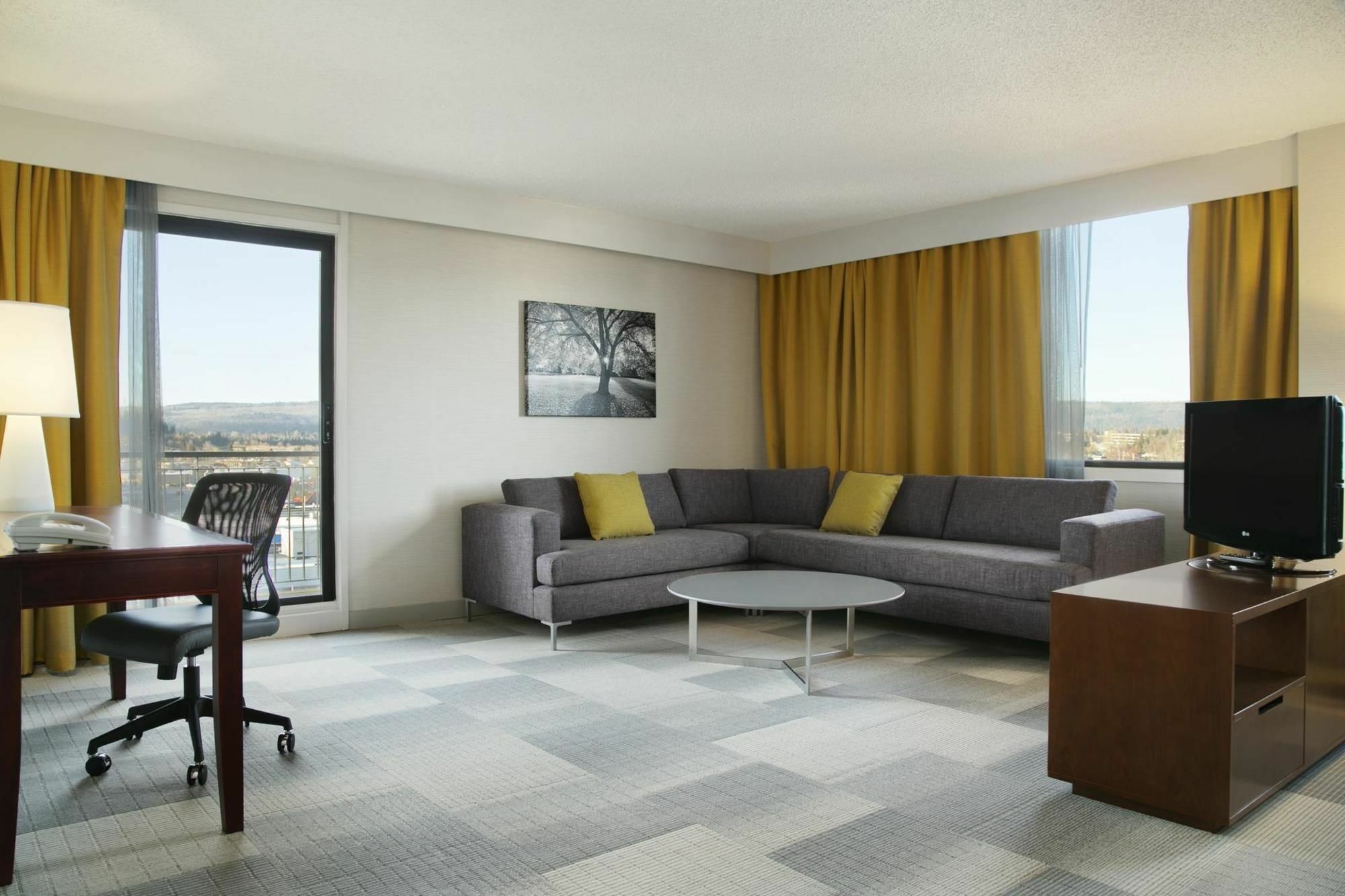 Coast Prince George Hotel By Apa Bagian luar foto