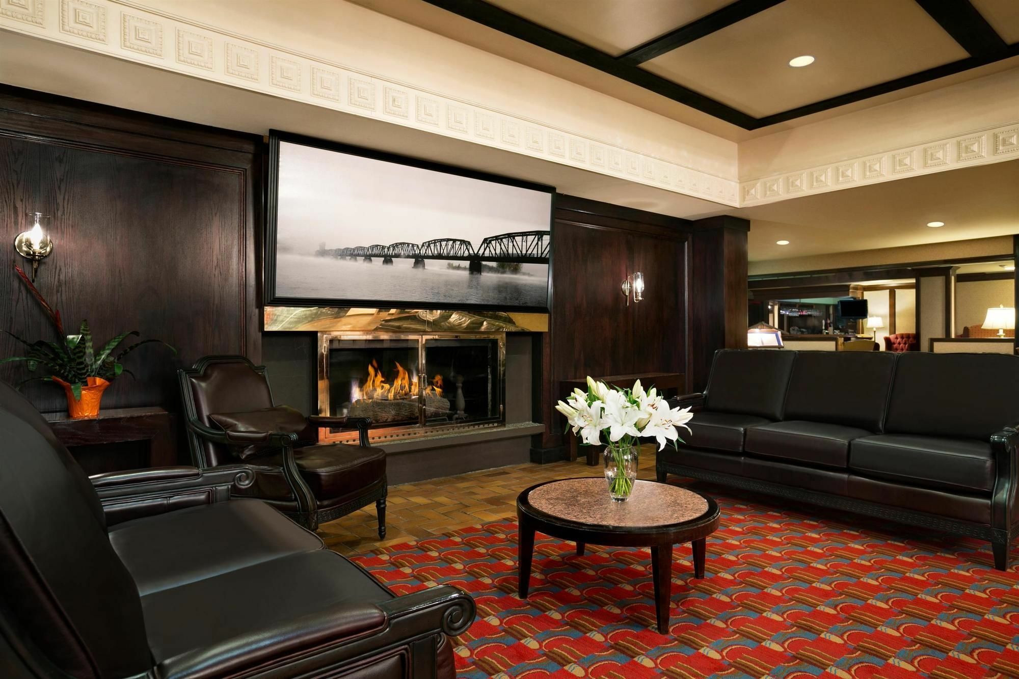 Coast Prince George Hotel By Apa Bagian luar foto